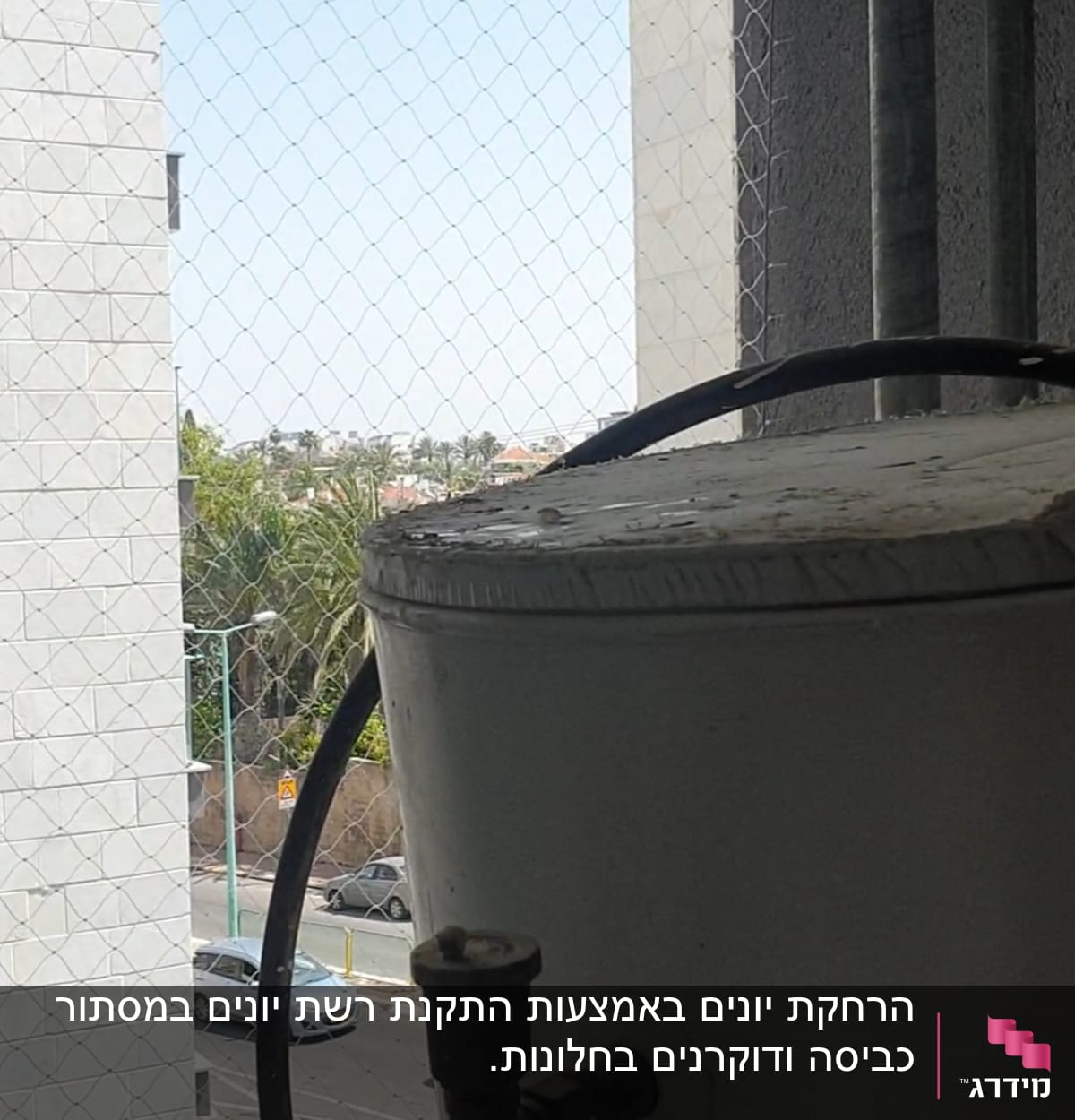 רשת למניעת כניסת יונים על מרפסת בניין